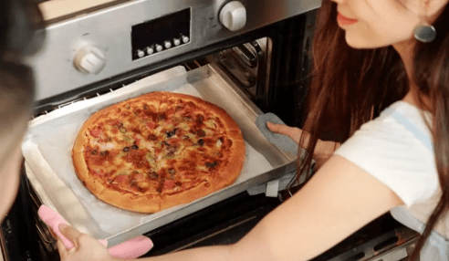 Reheating Domino’s Pizza in Oven: Tips and Tricks for the Perfect Slice