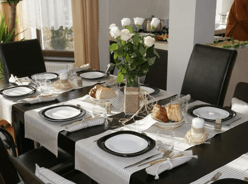 What Color Placemats for Black Table