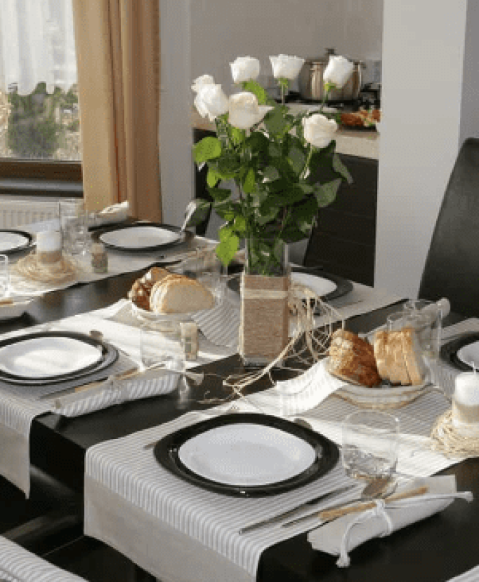 What Color Placemats for Black Table